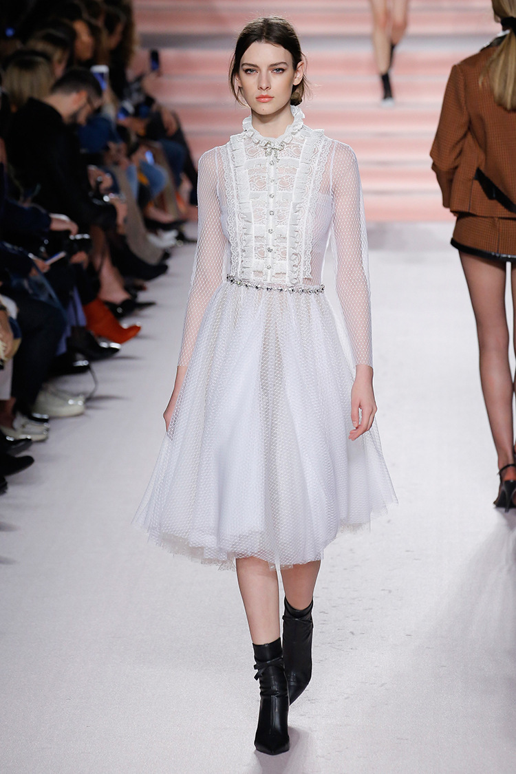 ed2018年新款网纱连衣裙仙气十足欧洲站花边立领 蓬蓬蕾丝钻小黑裙