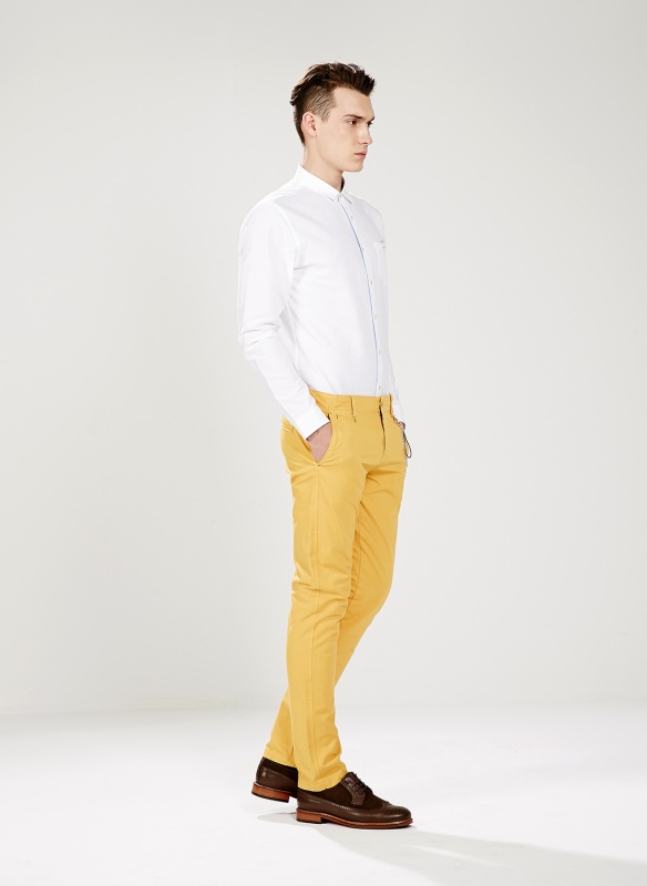 此款衬衫结合男性身形特点,经过专业剪裁,流畅精细的线条突出品质,配