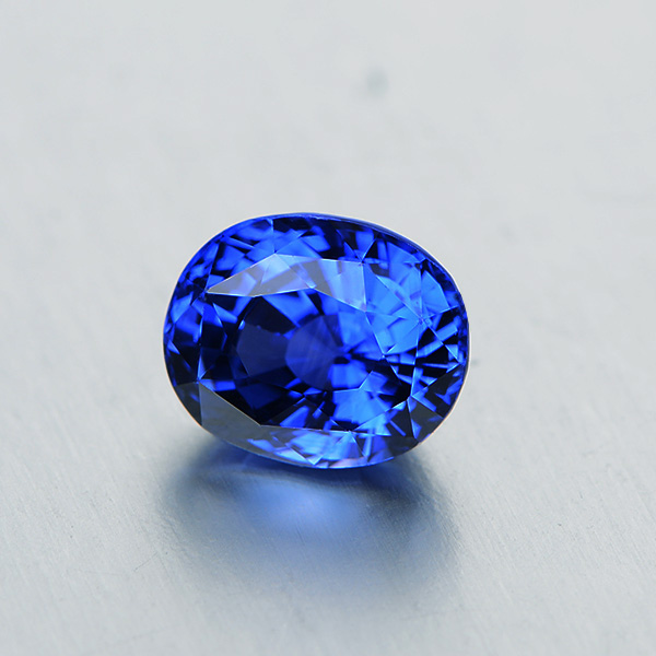 51mm |颜色: 湛蓝色 |净度: vvs1 |切割: 椭圆形多面切割 |专家评级