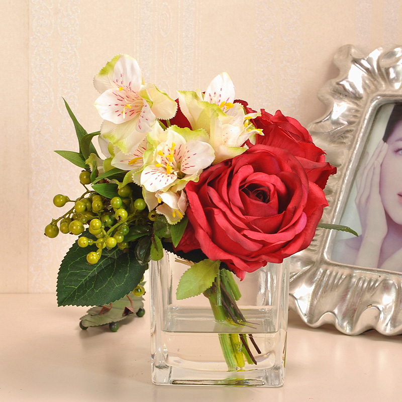 材质 玫瑰,杜鹃花,小果子,玻璃方缸,假水 可选颜色 玫瑰颜色有:红色