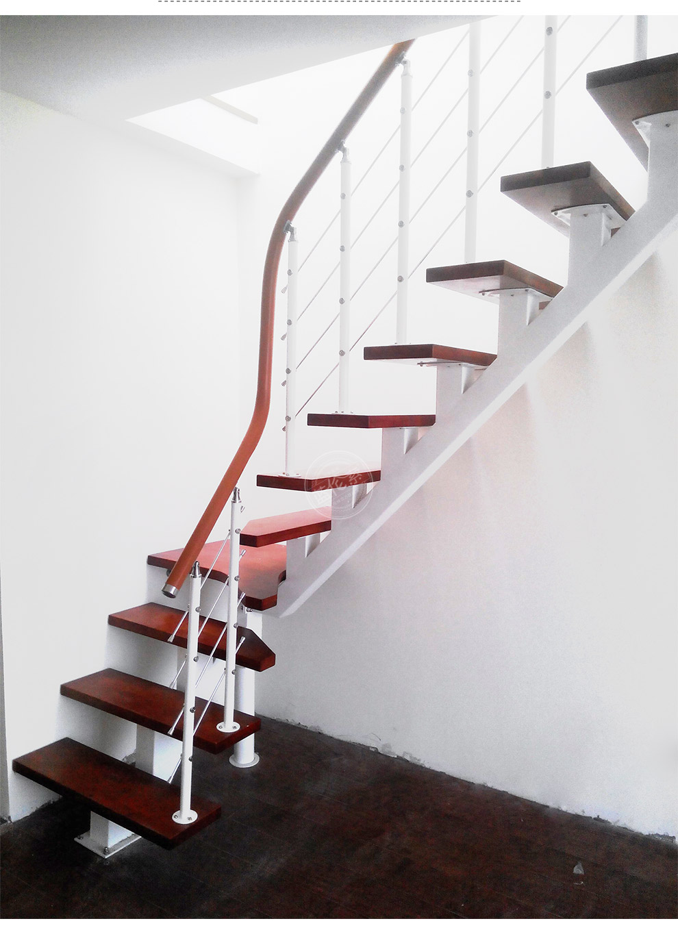 阁楼木楼梯装修效果图-阁楼木楼梯价格/家庭装修效果图大全/木楼梯上