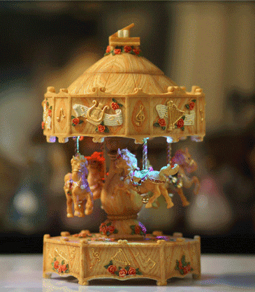 机芯,木马上下升降而动 尺寸大小 17*17*26cm 产品名称 幸福旋转木马