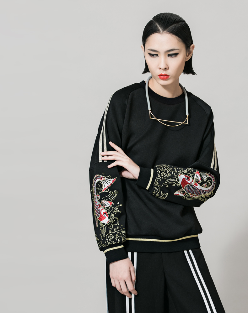 
                                        VING春秋套头刺绣印花中长款宽松卫衣女 黑色 S                