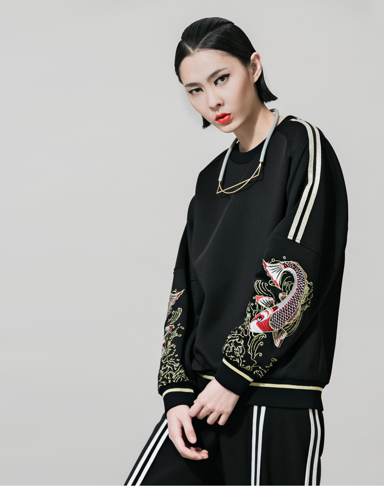 
                                        VING春秋套头刺绣印花中长款宽松卫衣女 黑色 S                