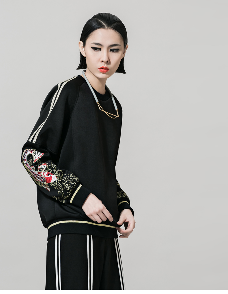 
                                        VING春秋套头刺绣印花中长款宽松卫衣女 黑色 S                