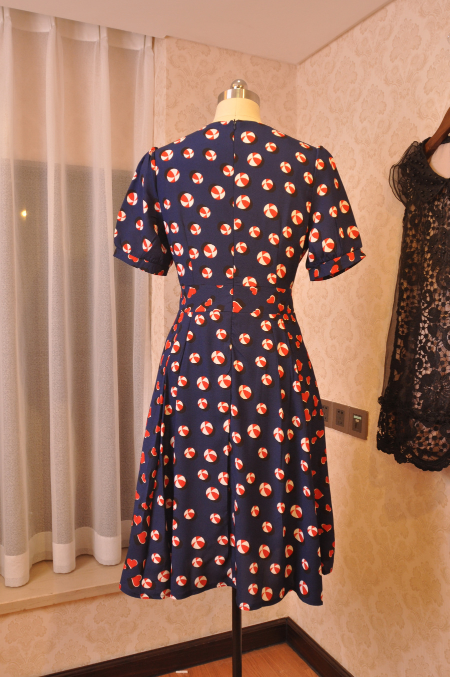 面料:韩国麻 尺寸:s码:裙长98厘米 胸围86厘米 袖长23厘米  m码:裙长