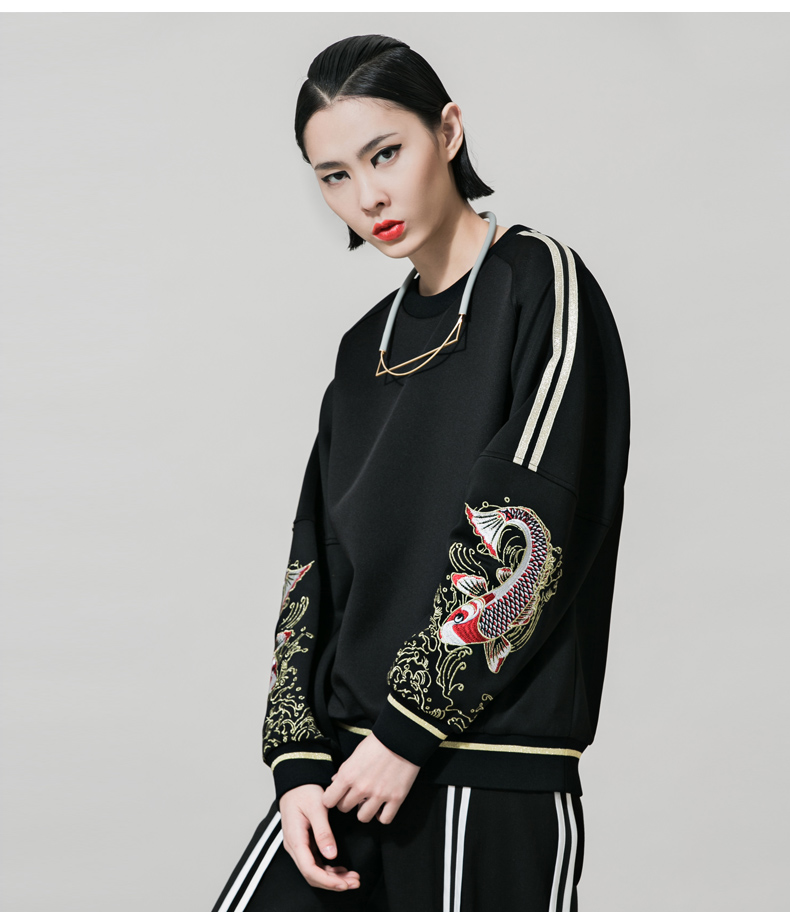 
                                        VING春秋套头刺绣印花中长款宽松卫衣女 黑色 S                