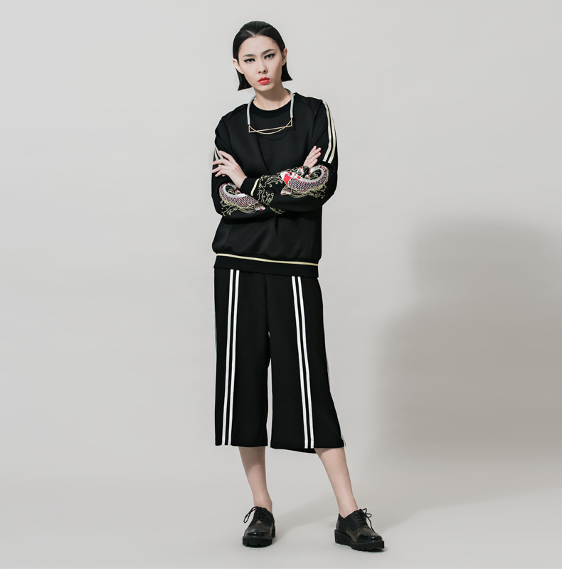 
                                        VING春秋套头刺绣印花中长款宽松卫衣女 黑色 S                