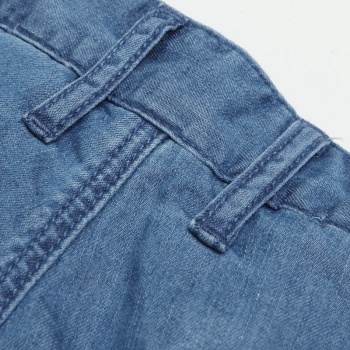 精致的裤鼻,方便搭配各种时尚的腰带,丰富细节处的装饰效果