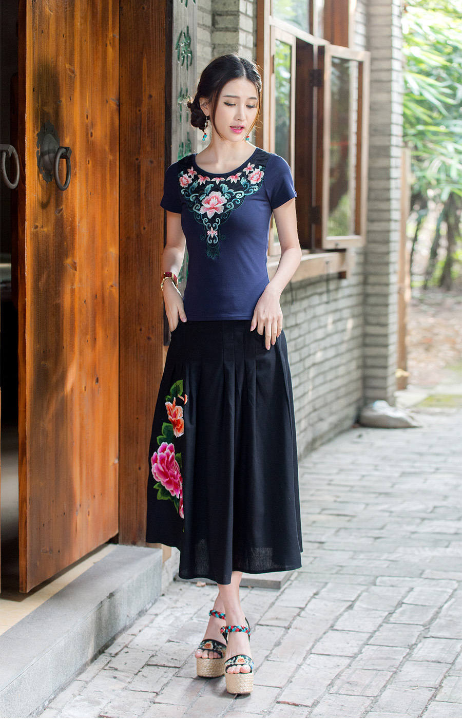 百宝盾 促销价 民族风女新款 刺绣牡丹花 半身长裙 黑色 均码