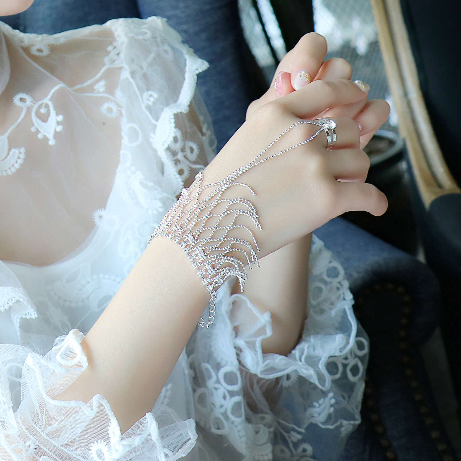 韩国水晶钻连戒指一体手背链手链新娘结婚伴娘首饰表演饰品夸张女色彩