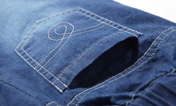 后侧贴袋:简约后袋,装饰裤子.