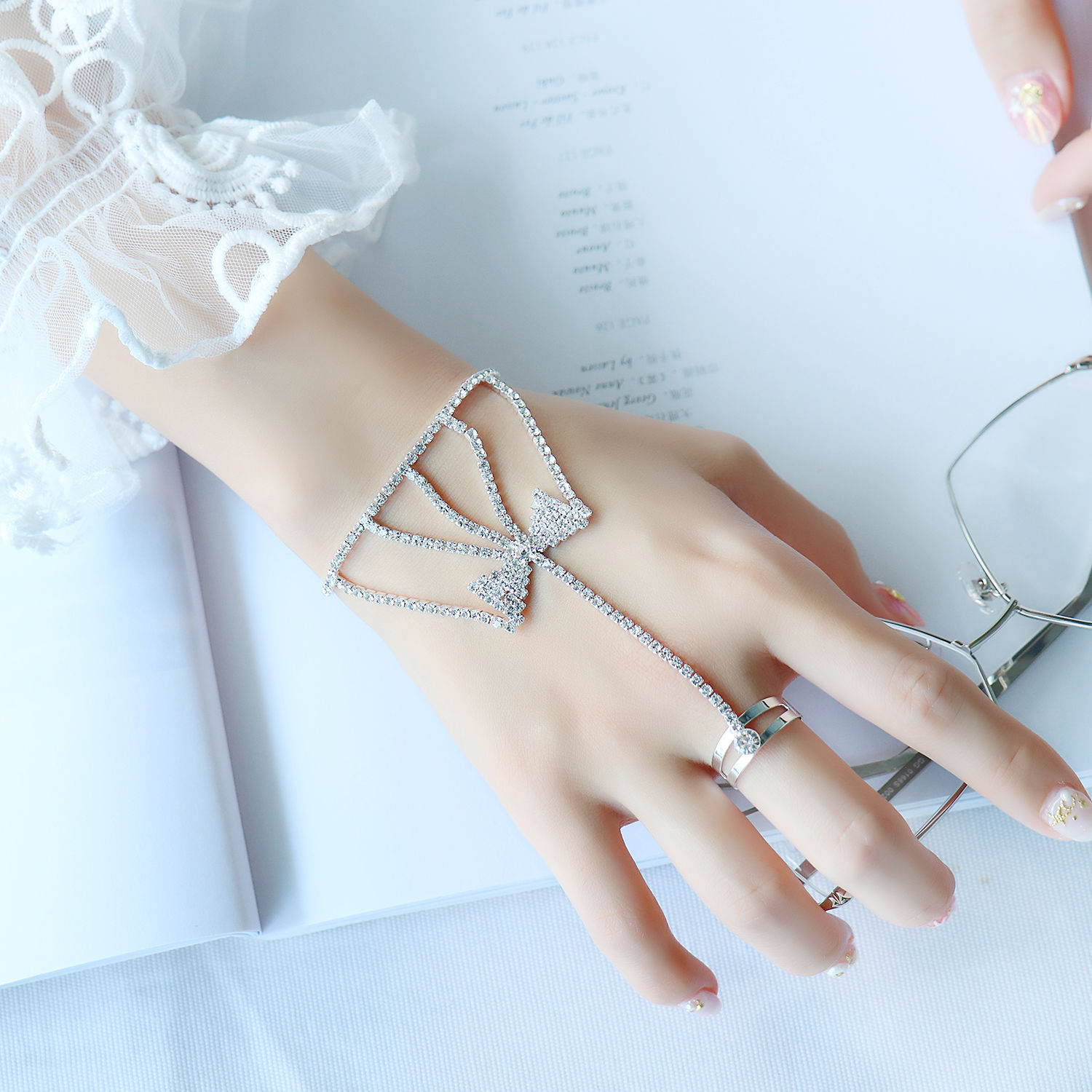 韩国水晶钻连戒指一体手背链手链新娘结婚伴娘首饰表演饰品夸张女色彩