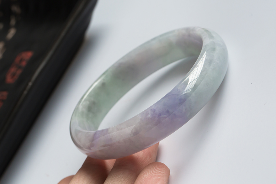 冰糯种春带彩手镯49.67g,圈口58.5mm