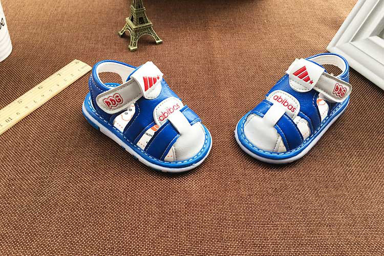 胶粘鞋子,鞋面会有些许胶水,鞋子会有味道,有胶水和味道不属于质量