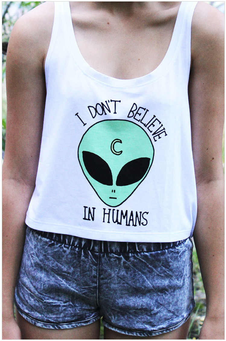 建议反面轻柔洗涤,不宜用热水清洗,悬挂晾干,分色洗涤,以免衣服染色