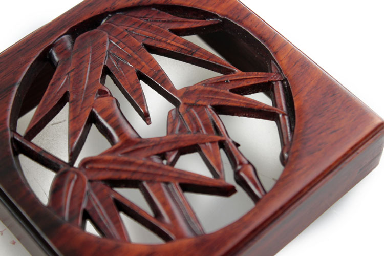 精选上等红酸枝材质,精美镂空竹叶设计,品质唯真!