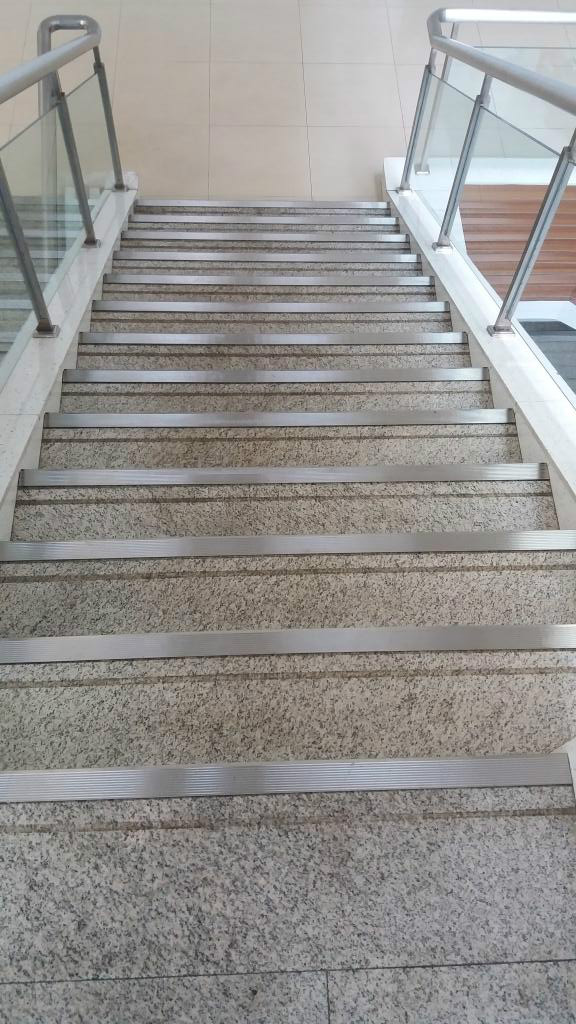 高端时尚现代耐磨不变色台阶楼梯防滑条304不锈钢防滑条(有l型 / 平的