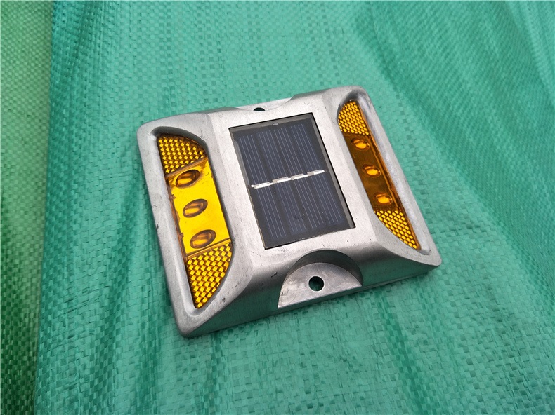 太阳能道钉闪光灯双面铸铝反光警示凸起路标路障警示爆闪地灯红色