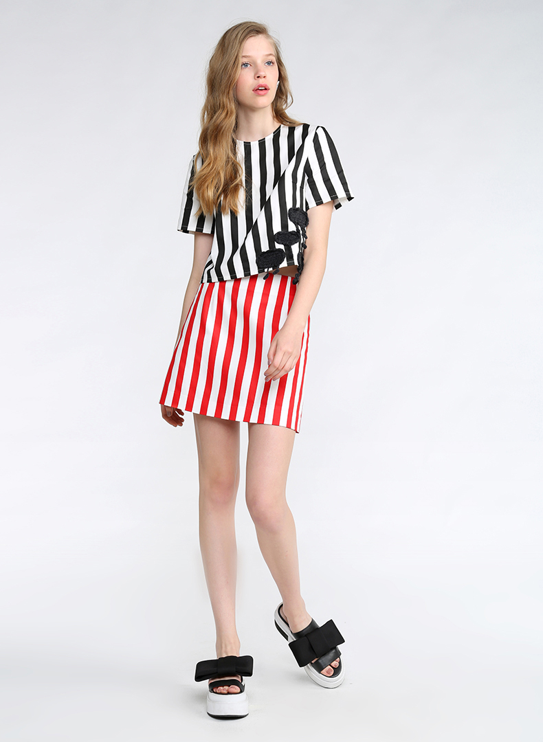 地素 新款 竖条纹毛线装饰一粒扣开合套头.