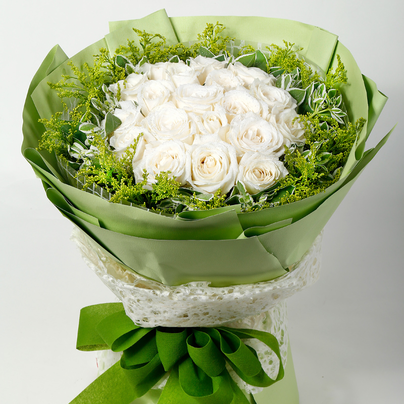 英文报纸扇形包装,外围透明玻璃纸,拉菲草装饰 19朵白玫瑰,黄莺绿叶边