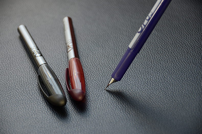 尺寸 长度154mm,直径11mm(不含笔帽) 包装清单 钢笔1支(内含蓝色墨囊)