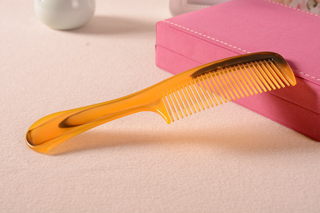 牛角梳子化妆梳 不易断带把中齿美发洗发塑料梳子时尚 颜色混配_ -3折