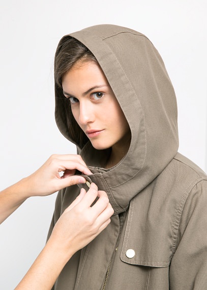 描述:              军装风格天丝棉派克大衣,可脱卸兜帽,侧面