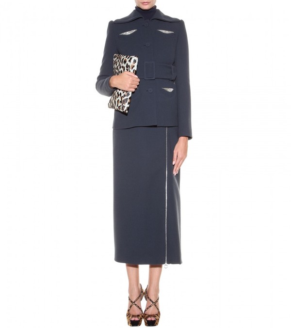 品牌介绍 carven夫人于1945年在巴黎香榭丽大道创立高级时装公司,同