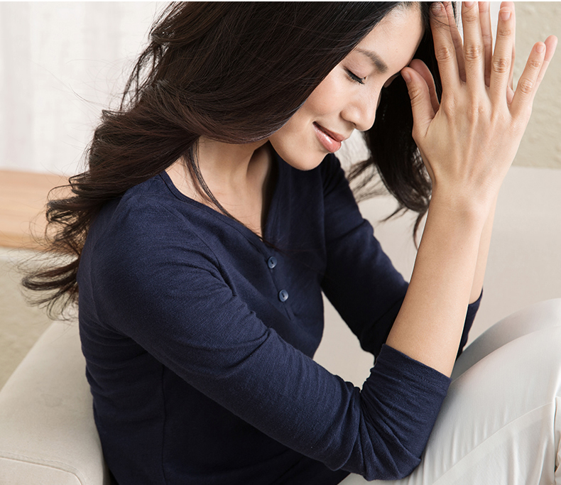 
                                        茵曼T恤女纯色V领百搭纯棉长款T恤女长袖秋季百搭上衣【85102VP10396】 深宝兰纯色 L                