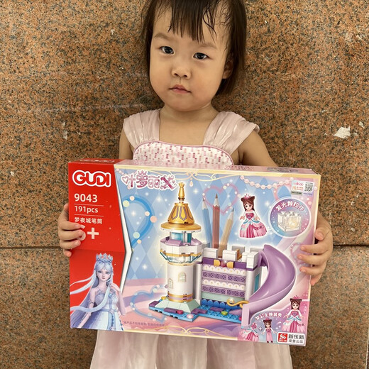 Ye Luoli Ice and Snow Winter Realm Girl Castle Building Blocks Toy Palace Doll Assembly Model 9032 Shui Linglong Palace 683PCS