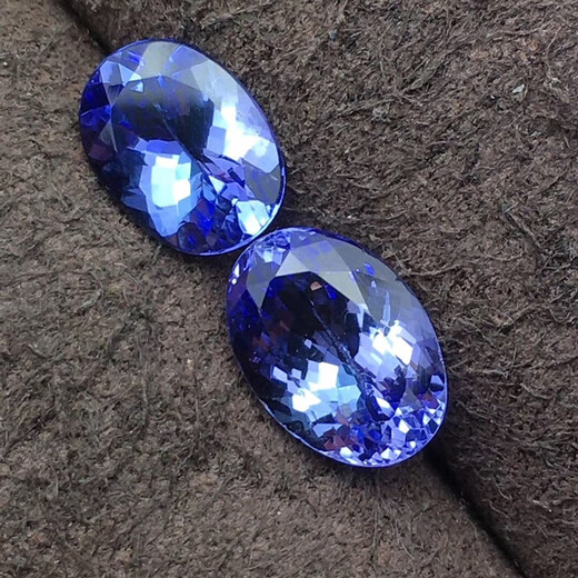 Junzheng Caibao's high-end tanzanite loose stone. The color is good and the fire color rod crystal is relatively clean. It can be inlaid with luxurious atmosphere. Blue