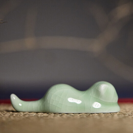 Low price on the whole network Rongbaozhai Four Treasures of the Study French Brush Holder Mountain Brush Holder Brush Holder Paperweight Ruler Ceramics Ru Kiln Ice Split Glaze Cute Kitten Pen Holder-Douqing