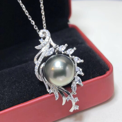 Fashion Tahitian seawater black pearl pendant, round and bright design, fashionable and elegant, showing the charm of the upper body.