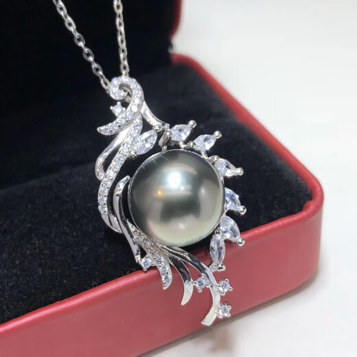 Fashion Tahitian seawater black pearl pendant, round and bright design, fashionable and elegant, showing the charm of the upper body.