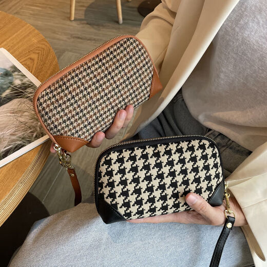 Bolso de canguro fresco se puede colocar un embrague de bolso pequeño para mujeres en el teléfono móvil 2023 nuevo lienzo de manejo de alta gama temperamento de moda gran capacidad negra