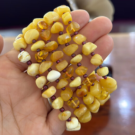 Pguvs Amber Beeswax Shape Bracelet Women's Regular Hand Circumference Random Delivery Style 2 (Garnet Separator Beads)