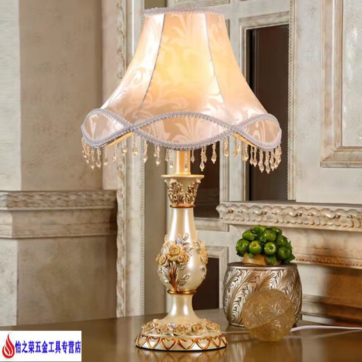 
Weiyu bedroom desk lamp bedside lamp European style pastoral retro classic American white living room study best friend wedding gift 9928A Clivia golden lampshade button switch