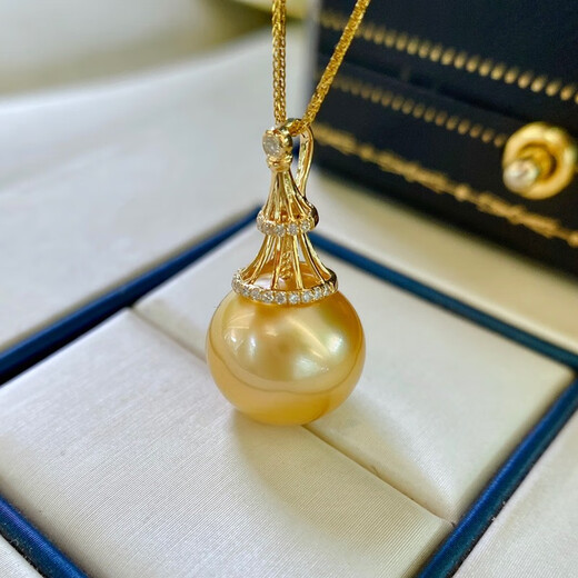 Shengbei 13-14mm South Sea gold bead pendant, nearly perfectly round, strong light and slightly blemished, 18K inlaid with diamonds, a gift for your lover, with a silver chain.