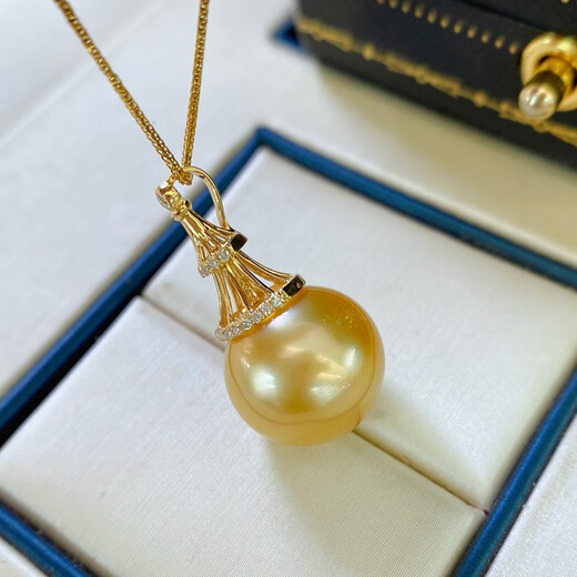 Shengbei 13-14mm South Sea gold bead pendant, nearly perfectly round, strong light and slightly blemished, 18K inlaid with diamonds, a gift for your lover, with a silver chain.