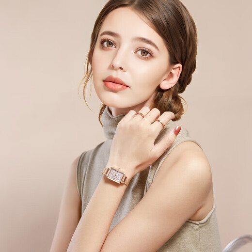 Burberry birthday gift for girlfriend and wife, watch and necklace, Valentine's Day gift for girl and girlfriend, niche and high-end, champagne gold mesh belt, watch + bracelet + necklace + gift box