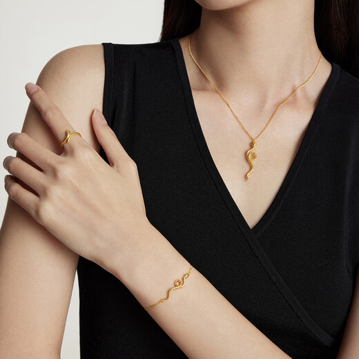 
Chow Tai Fook, the Year of the Snake, the gold bracelet for women (working fee of 480) 15cm, about 3.8g EOF1291