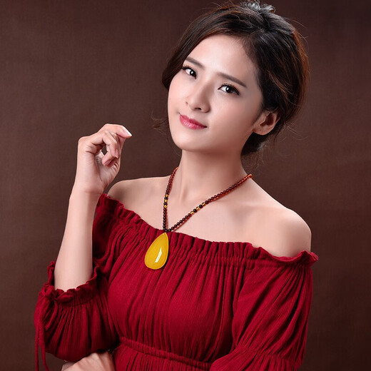 Ou Fanluo Beeswax Pendant Amber Chicken Fat Yellow Full Honey Water Drop Necklace Men's and Women's Necklaces The main stone weighs about 8-10g and comes with an identification certificate