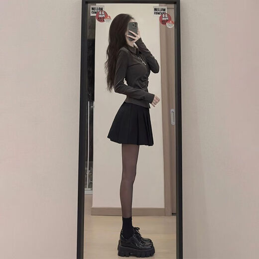 Zhidoudou Spring Fashion Suit Jk Pure and Light Style único y hermoso atmósfera Top de cintura alta falda corta de falda corta dos piezas J-7029 Top gris oscuro + falda plisada negra S _sugestionada 90Jin [Jin equivale a 0.5 kg] por debajo de