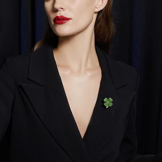 QUAMER Gold Store Model Seamless Magnetic Suction No Perforation Exquisite Brooch Summer Shirt Magnet Neckline Anti-leak Green Four-leaf Clover Magnetic Suction Buckle