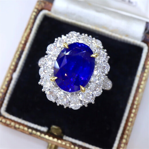 Yuxi 6.15 carat natural sapphire ring, oval ring, 18k gold set with diamonds
