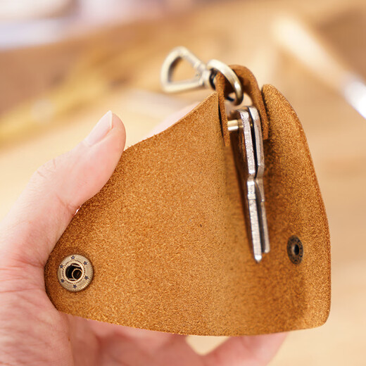 Patriot Cow (Aiguoniu) Bolsa de llave para la cadena clave de los hombres para la cintura para mujeres colgando estilo retro de cuero genuino hecho a mano Bolsa de hogar pequeño llave de hogar loco cuero creativo marrón/marrón