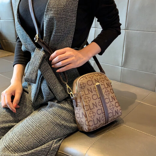 酷奇袋鼠手机包女斜挎2025新款百搭零钱包女士贝壳包中年妈妈单肩小包包潮 N小字母款