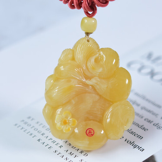 Wenying natural raw ore Russian amber beeswax pendant nine-tailed fox master carved Seiko women's model one object one picture one certificate