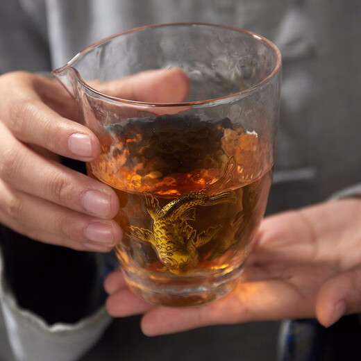 Rongshantang glass fair cup Japanese style hammered gold embossed thickened embossed heat-resistant large tea set Kung Fu tea set accessories green tea cup Gold embossed koi glass fair cup